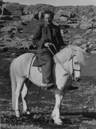 Alfred Ehrhardt auf einem Islandpony, Island