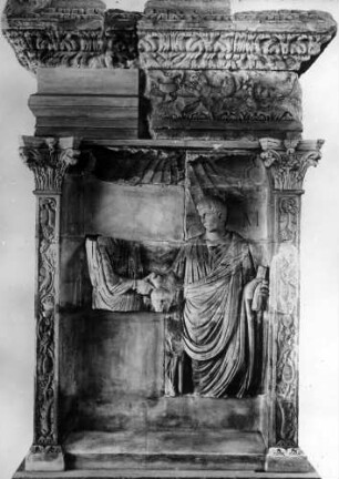 Römisches Grabdenkmal (Motiv: Elternpaar mit Kind)