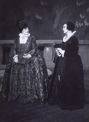 Hermine Körner als Elisabeth und Antonia Dietrich als Maria in Friedrich Schillers Schauspiel "Maria Stuart"