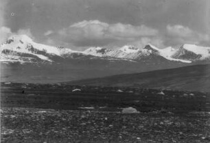 Gebirgslandschaft : Eine schneebedeckte Gebirgslandschaft im Tian Shan Hochgebirge