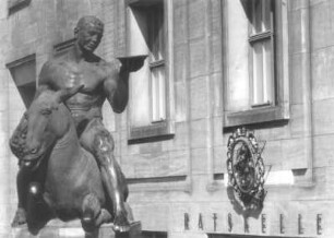 Bacchus, auf Esel reitend : Wrba, Georg: Bacchus, auf Esel reitend. Bronze; 1910. Dresden-Altstadt, Dr.-Külz-Ring. Neues Rathaus, Eingang zum Ratskeller (heutiger Standort: Rathausplatz / Ecke Gewandhausstraße)
