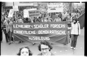 Kleinbildnegativ: Mai-Demonstration, 1974
