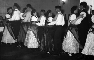 Offenburg: im Haus der Familie Schuller, Trachtengruppe beim Tanz