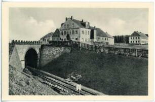 Moldau. Gasthaus Fischerhaus und Eisenbahntunnel