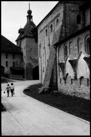 Romainmôtier: Südfassade und Torturm