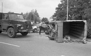 Verkehrsunfall zwischen zwei LKWs auf der Eckener Straße.