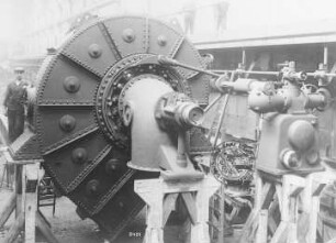 Hochdruck-Francis-Spiralturbine mit Außenregelung und automatischem Regulator, im Blechgehäuse (Amme, Giesecke und Konegen) : Technikgeschichte | Maschinenbau | Kraftmaschinen | Wasserkraftmaschinen