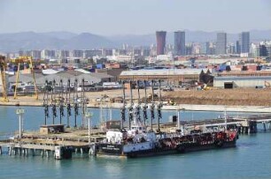 Barcelona - Ölhafen : Blick auf die Verladeeinrichtungen im Ölhafen. Aufgenommen am 16. Oktober 2009 in Barcelona