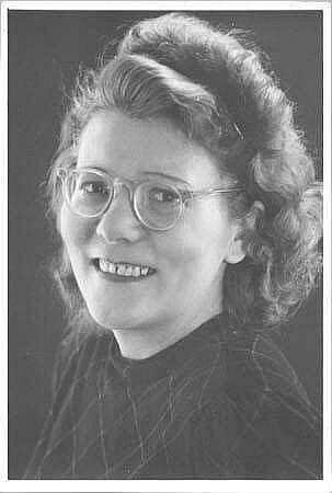 Magdalene Schulze, Frau des Fotografen, mit Brille
