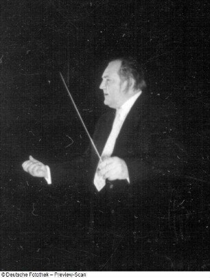 Gewandhauskapellmeister Franz Konwitschny bei der Probe mit dem Gewandhausorchester. Leipzig, Kongreßhalle, 03.05.1956