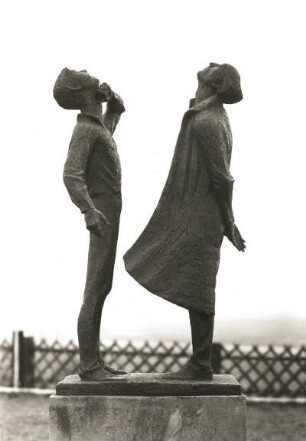 Howard, Walter (geb. 1910). Radebeuler Sterngucker. Bronze, 140 x 75 cm. 1971. Radebeul: Volkssternwarte