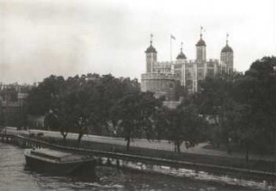 London. Tower von der Towerbrücke über die Themse gesehen