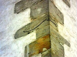 Stadtkirche - Kirchturm von Nordwesten-unteres Mittelgeschoß im Nordnordwesten-Bauinschrift (Textkartusche Peter Fleischur)_Teil 01