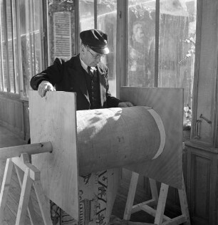 Aufnahme des Teppichs von Bayeux: "Der Wächter behütet seine Rolle" (Monsieur Falue mit dem aufgerolltem Teppich) (Aufnahme im Rahmen der Fotokampagne im besetzten Frankreich)