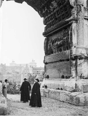 Rom, Forum Romanum, Geistliche am Titusbogen
