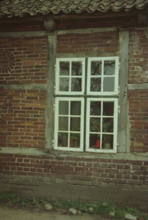 Beekmoorweg 8: ehemaliges Melkerhaus: Mehrfamilienkate mit Fachwerk: Detailaufnahme: Fenster