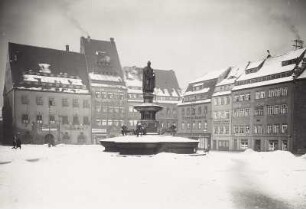 Freiberg, Obermarkt : Freiberg. Winteraufnahme vom Obermarkt. Blick gegen Ratskeller (1545/1546), Lißkirchnerhaus (um 1530) und Brunnendenkmal des Markgrafen Otto des Reichen (Gröne, G.; 1897)