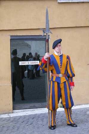 Rom - Schweizer Gardist : Schweizer Gardisten in historischen Uniformen bewachen den Papst und den Vatikanstaat. Aufgenommen im April 2004