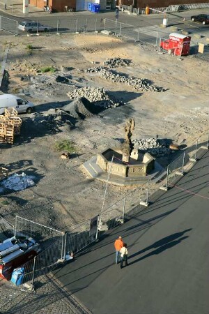 Dresden-Altstadt. Neumarkt. Blick aus dem QF Hotel auf den Jüdenhof mit Türkenbrunnen (Friedensbrunnen) während der Erneuerung des Straßenbelages