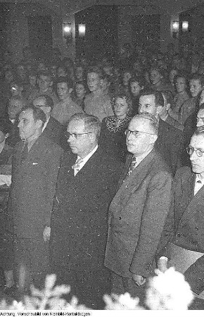 Dresden. Dr. Lothar Bolz (1953-1965 Minister für Auswärtige Angelegenheiten der DDR und Mitbegründer der Nationaldemokratischen Partei Deutschlands (NDPD)) während einer Veranstaltung (Bildmitte), 1953