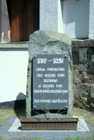 Gedenkstein für die Opfer des 2.Weltkrieges vor der Friedhofskapelle