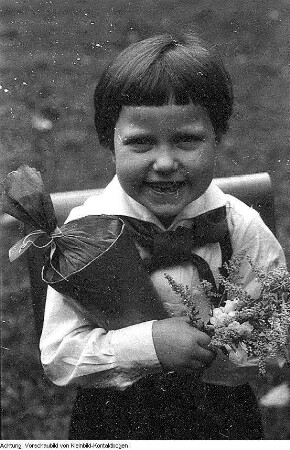 Schule, u.a. Dresden, Zirkusstraße, 2. Polytechnische Oberschule (ab 1972: 2. POS Herbert Bochow), Einweihung u.a. in Anwesenheit von Lea Grundig - Einschulung - 1. Oberschule (ab 1967: 1. POS Dr. Kurt Fischer) und 28. POS Otto Buchwitz in Trachenberge: Tag des Lehrers - Schüler der 7. POS malen auf der Borsbergstraße - 39. POS Fritz Schulze, Autoübergabe durch eine Brigade - Schulalltag u.a. 4. Klassen, Pionierleiterin Evelyn Huß, etc., Mai - November 1960