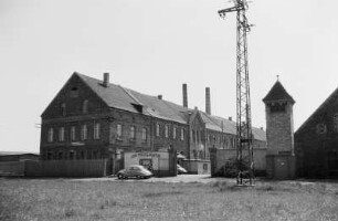 Halle. Porzellanwerk Lettin (1858 gegründet). Fabrikgebäude mit qualmendem Schornstein