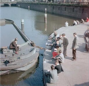 Hamburg. Treppe an der Kleinen Alster : Hamburg. Rathausmarkt. Freitreppe an der Kleinen Alster, September 1956