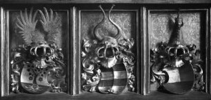 Flügelaltar : Flügelaltar. Holz, geschnitzt, gefaßt (um 1490). Predella mit Wappen der Ritter von Schellenberg. Sulzberg (Kreis Oberallgäu), Pfarrkirche Sankt Trinitatis, Seitenkapelle