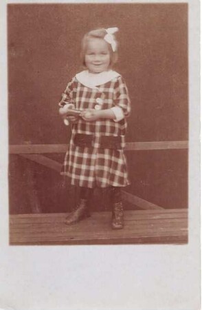 Foto Mädchen im Kleid