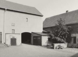 Mobschatz-Brabschütz, Dorfplatz 4. Bauernhof. Scheune (bez. 1921) und Seitengebäude