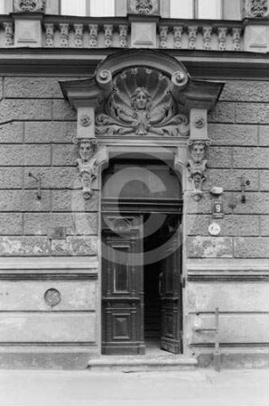 Portal am Mietshaus Alberta iela 9 (Albertstraße) in Riga