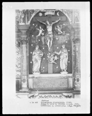 Altarmittelrelief mit Kreuzigungsszene