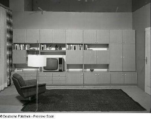 Drehsessel : Musterwohnzimmer (1972; VEB Möbelkombinat "neuzera" Rathenow). Anbauwand und Drehsessel