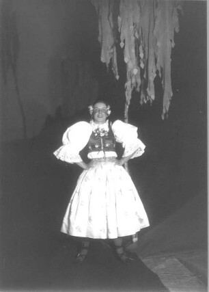 Ein Wintermärchen. Schauspiel in vier Akten von William Shakespeare. Staatsschauspiel Dresden, Neueinstudierung 25.08.1932 mit Musik von A. Chitz. Mit Willi Kleinoschegg als Leontes, König von Sizilien, Grethe Volckmar als dessen Gemahlin Hermione, Peter von Stein als Mamillius und Lotte Meyer als Perdita, ihre Kinder, Paul Paulsen als Antigonus, Walter Liedtke als Cleomenes und Wolfgang Nufer als Dion, vornehme Sizilianer, Stella David als Antigonus' Gemahlin Paulina, Tom Farecht als 1. Edelmann, Carla Hacker als Hofdame, Siegfried Lewinsky als Gerichtsbeamter, Alexis Posse als Polyxenes, König von Böhmen, Felix Steinböck als dessen Sohn Florizel, Rudolf Schröder als alter Schäfer, Martin Hellberg als dessen Sohn, Luis Rainer als Spitzbube Autolycus, Lotte Gruner als Mopsa und Ursula Neumann als Dorcas, zwei Schäferinnen u. a. Regie: G. Kiesau, Bühnenbild: A. Mahnke, Tänze: E. von Cleve-Petz. Fotografien (Negativabzug auf Papier) von Ursula Richter : Lotte Gruner als Schäferin Mopsa