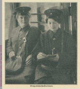 Straßenbahnschaffnerinnen in Uniform