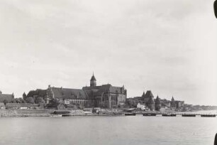 Malbork (Marienburg), Stadtansicht mit Ordensburg Marienburg, Schiffsbrücke und Brücktor. Blick über die Nogat nach Südsüdost