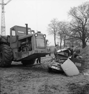 B 404: bei Blumendorf: Straßenüberführung über B 75 in Bau: Verkehrsunfall: Scraper rammt Pkw: Unfallfahrzeuge: Männer, Bauarbeiter: hinten rechts Sandhaufen, Straßenbäume: hinten links Baukran