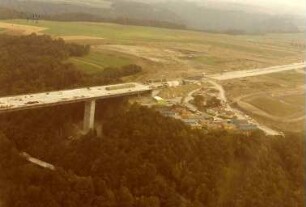 Kochertalbrücke, km 679,942 - 681,070 Gebaut Oktober 1976 - 15.Oktober 1979. Baustelleneinrichtung am Widerlager Nürnberg