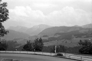 Weiler: Alpenstraße, mit Fahrzeugen