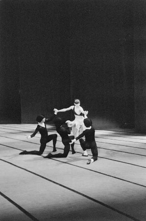Szenenbilder aus "Erfindung der Liebe", Ballettabend mit Ludwig van Beethovens "Die Geschöpfe des Prometheus" und einer Tanzausdeutung von Antonio Vivaldis "Die Jahreszeiten". Komische Oper Berlin, 16.07.1976