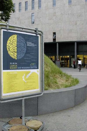 Hinweisschild vor dem Haupteingang
