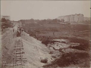 Bau der Wilmersdorf-Dahlemer U-Bahnstrecke, Dammschüttung im Fenn