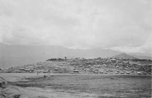 Becken von Uoldia : Blick auf eine Siedlung an einem Berghang