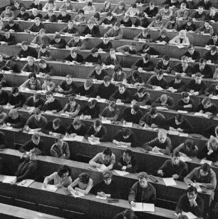 Dresden-Räcknitz, Zellescher Weg 16. Großer Physik-Hörsaal im Hörsaalgebäude der Mathematischen und Physikalischen Institute (seit 1994 Trefftz-Bau) der TU Dresden. Teilansicht einer Seite