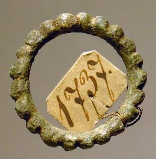 Ring, mit Buckeln verziert