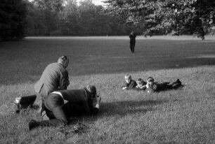 München: Englischer Garten, drei Buben auf der Wiese, von Kollegen fotografiert