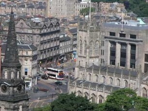 Übersicht : Stadtzentrum Edinburgh, mit Beginn der Princess Street. Aufgenommen im Juni 2005. Foto Uwe Gerig