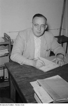 Porträt von Walter Burghardt (Geschäftsführer der Genossenschaft für das Damenbekleidungshandwerk)