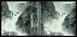 Norwegen: Wasserfall in Gebirgslandschaft